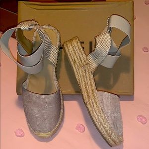 Low wedge covered toe casual shoes